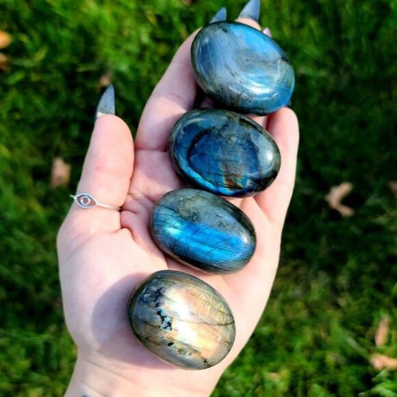 ONE flashy Labradorite palm stone‎ High Quality Flash - Picture 2 of 2